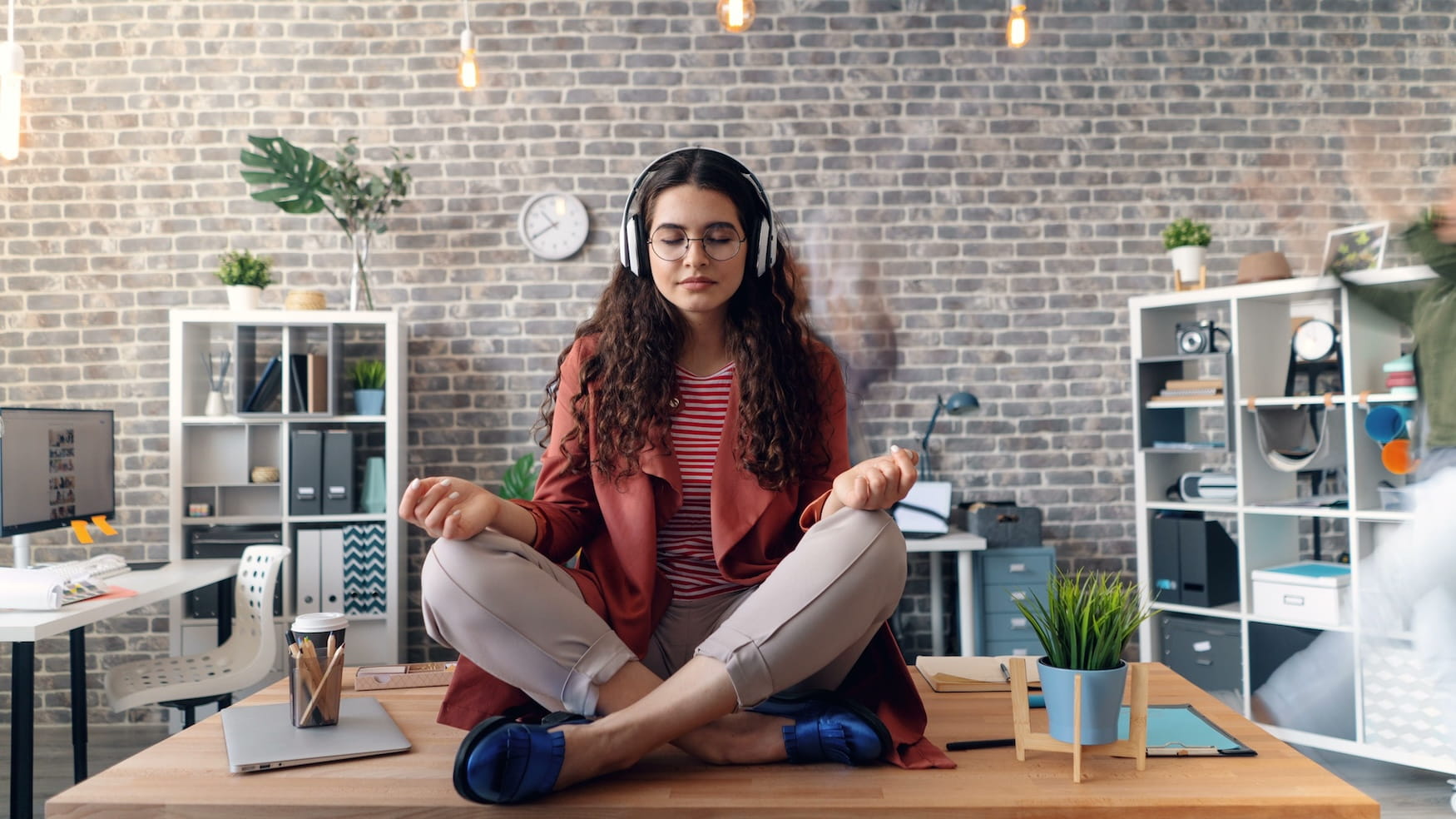 Une femme zen au bureau