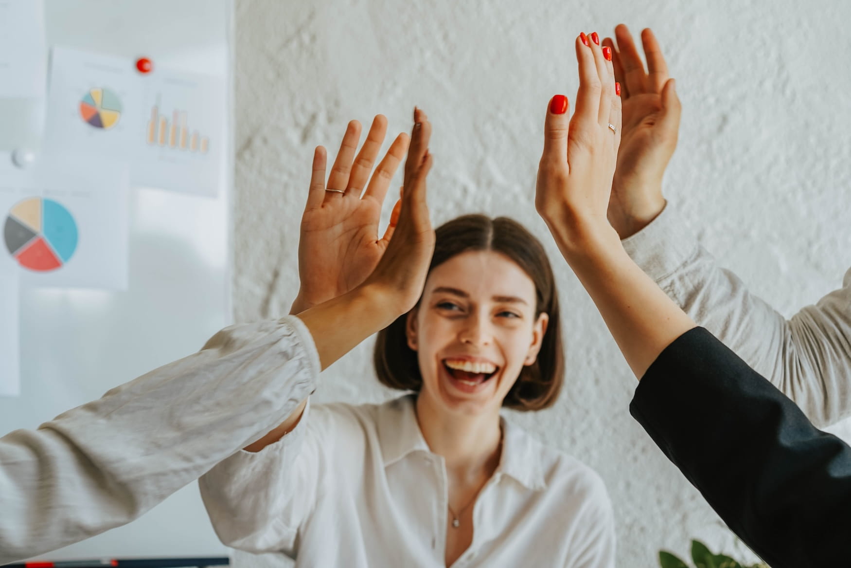 atelier-travail Des personnes heureuses qui se tapent dans la main