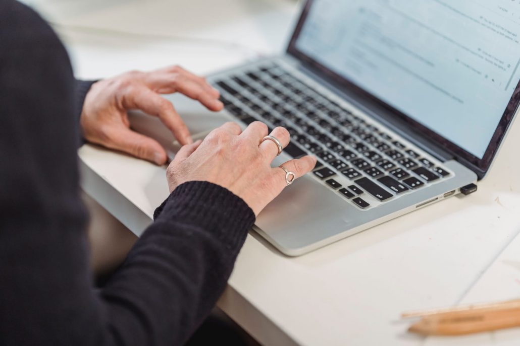 Une femme sur son ordinateur au travail