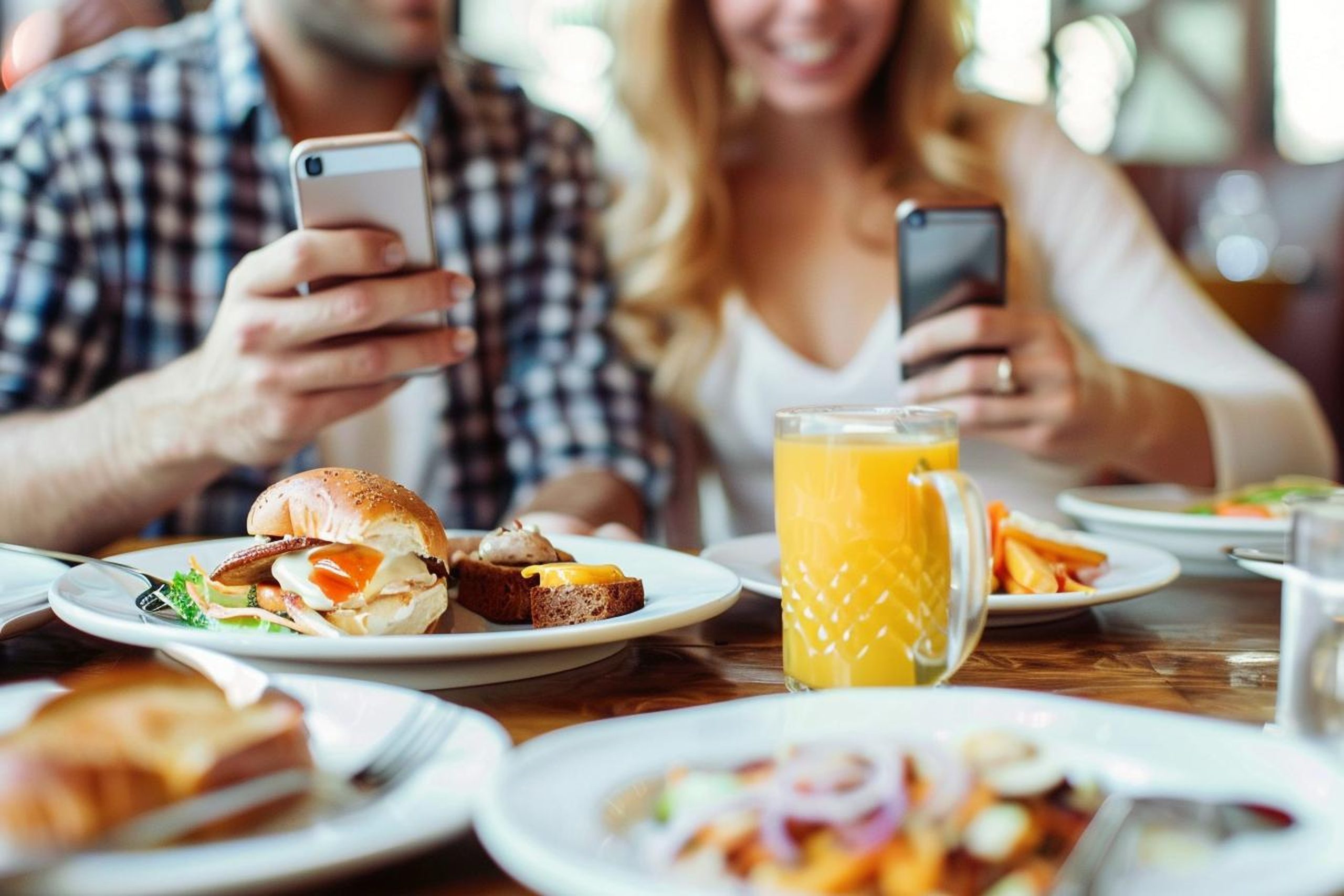 close-up-couple-with-smartphones-breakfast Des salariés heureux en entreprise