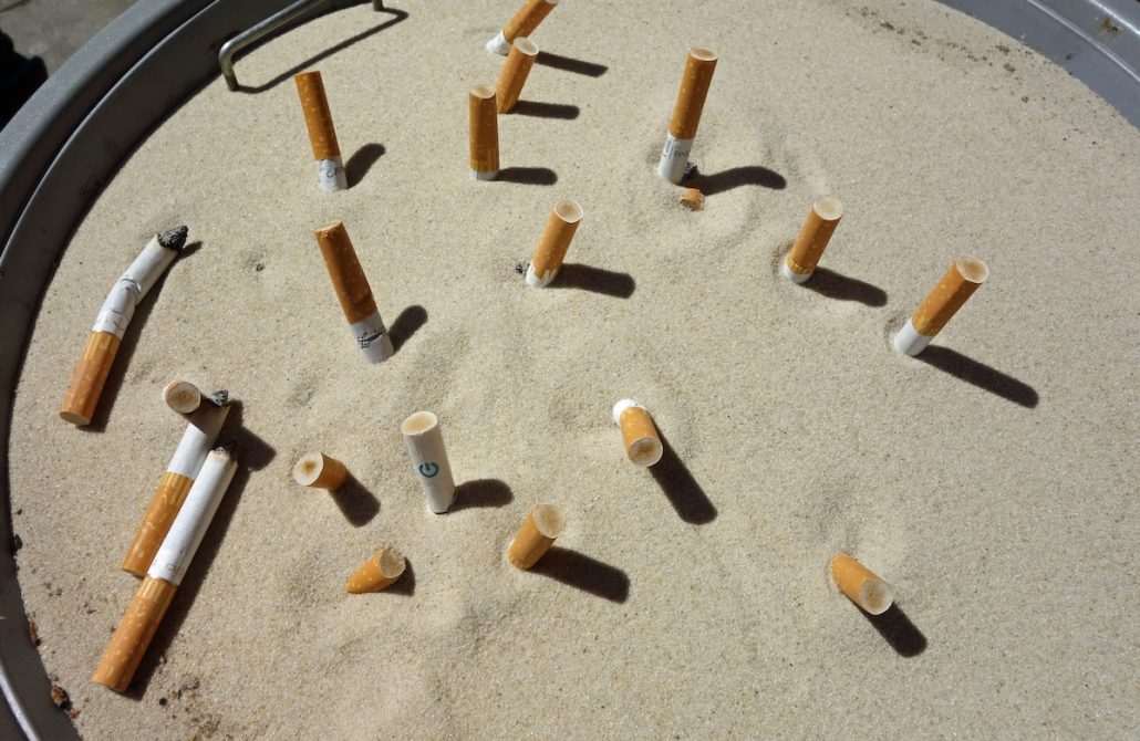 mois-sans-tabac Des cigarettes dans un cendrier en entreprise